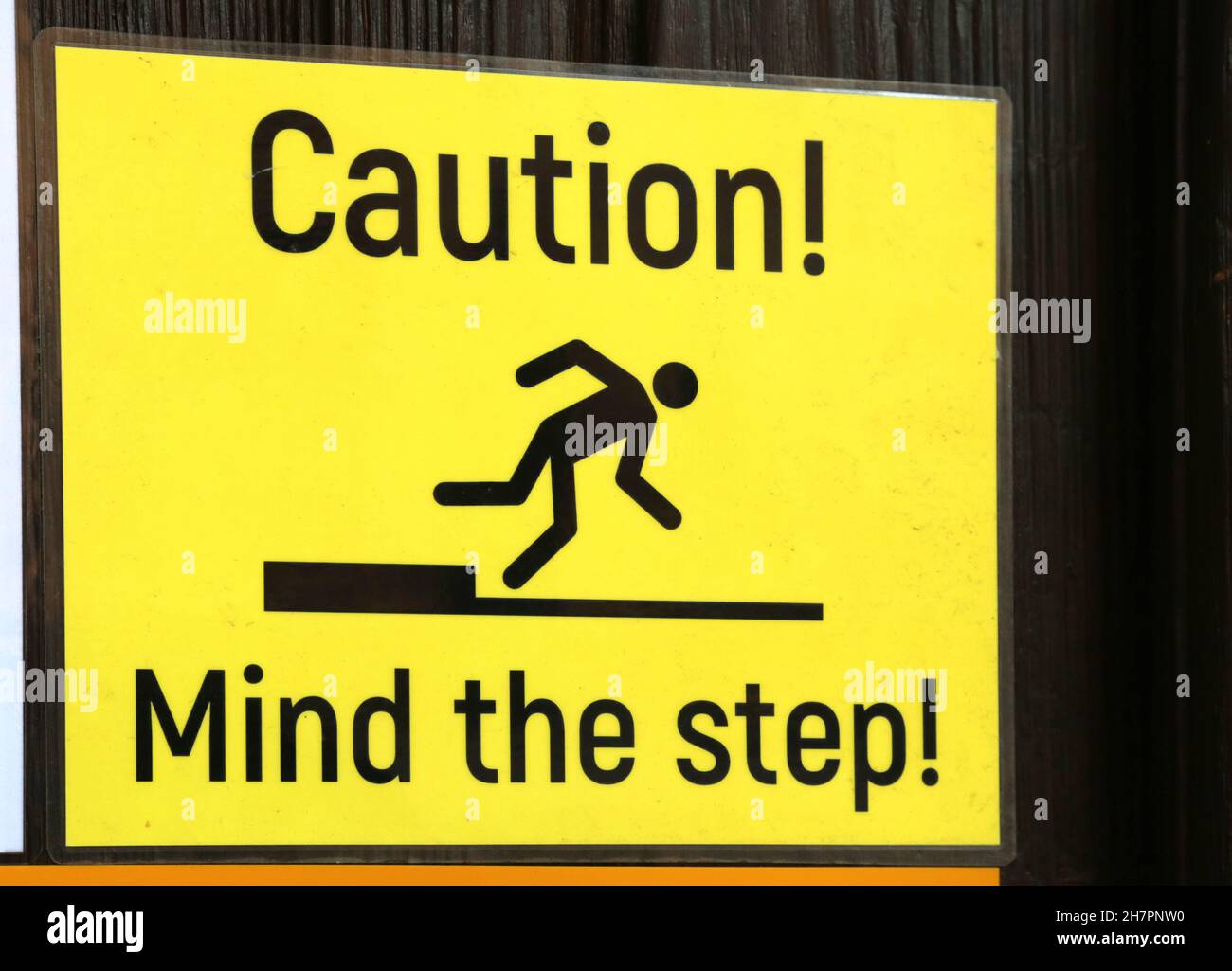 Krakau. Krakau. Polen. „Achtung! Achtung, Schritt!“ schild an der Eingangstür des Ladens. Stockfoto