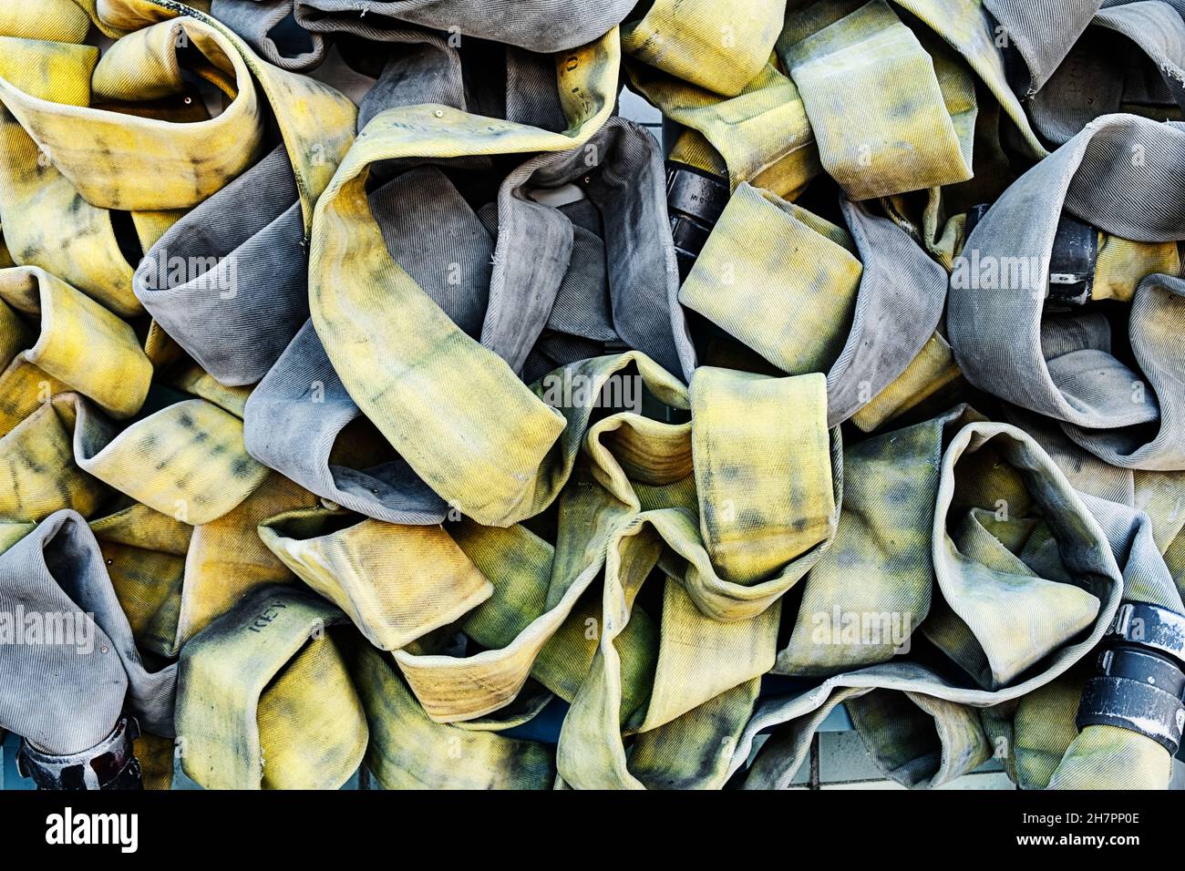 Ein Haufen verworrter Feuerwehrschläuche wird als öffentliche Kunstinstallation auf dem Eastern Market in Detroit verwendet. Stockfoto