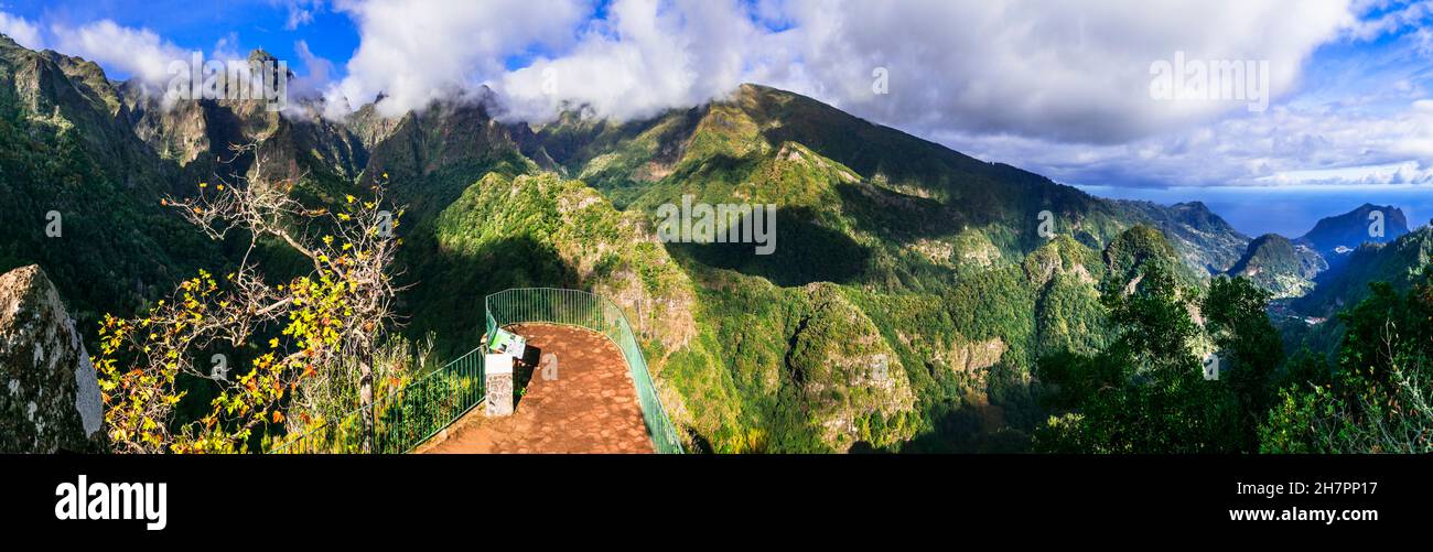 Atemberaubende Naturkulisse der Insel Madeira, Wandern in den Bergen. Beliebte Touristenwanderung 'Vereda dos Balcoes' mit atemberaubendem Aussichtspunkt Stockfoto