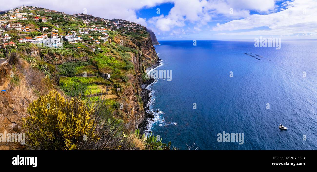 Madeira Insel Landschaft, Blick auf kleine Dörfer über stepigen felsigen Bergen. Portugal Stockfoto
