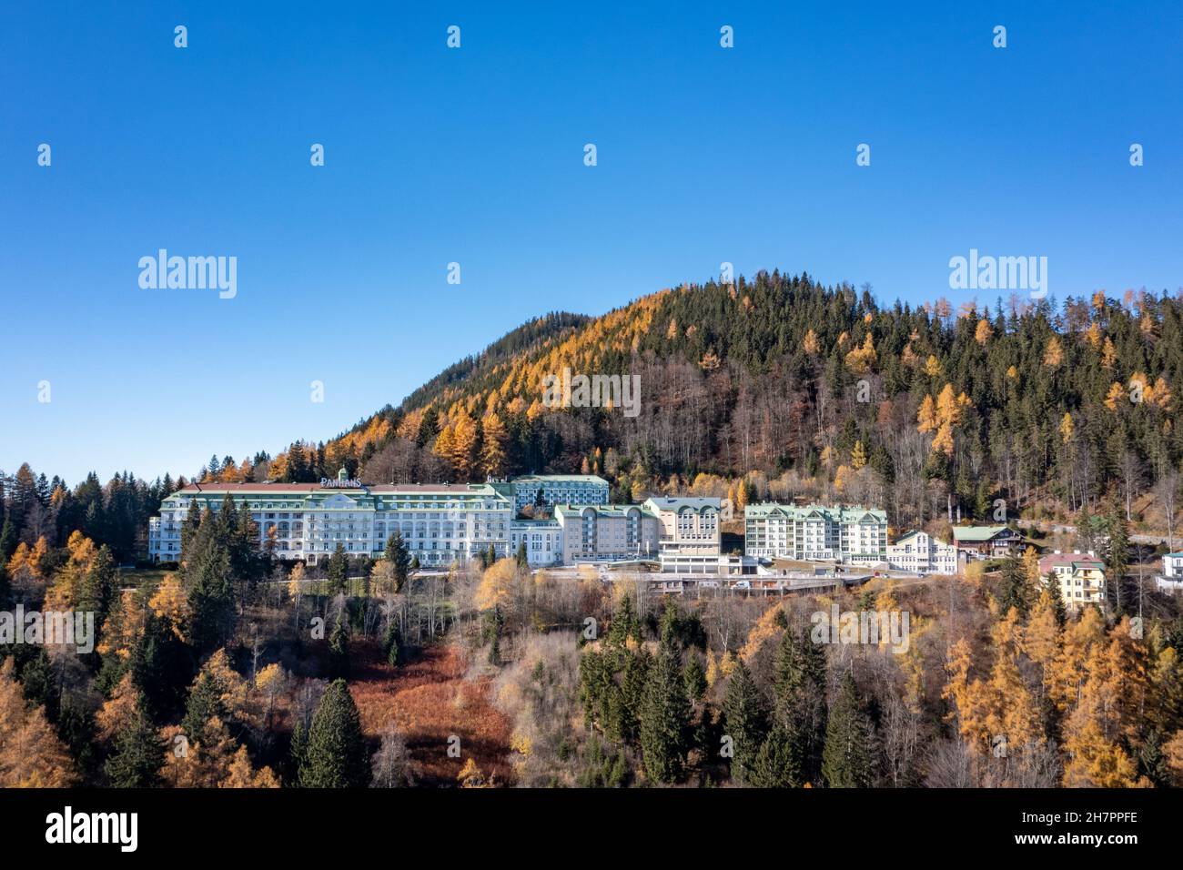 Berühmtes Panhans Hotel am Seherer in Niederösterreich. Luftaufnahme zum ehemaligen Hotel im Herbst. Stockfoto