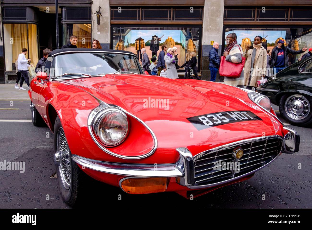 Klassischer roter Jaguar E-Type Roadster-Sportwagen auf der Regent Street Motor Show, London, Großbritannien. Stockfoto