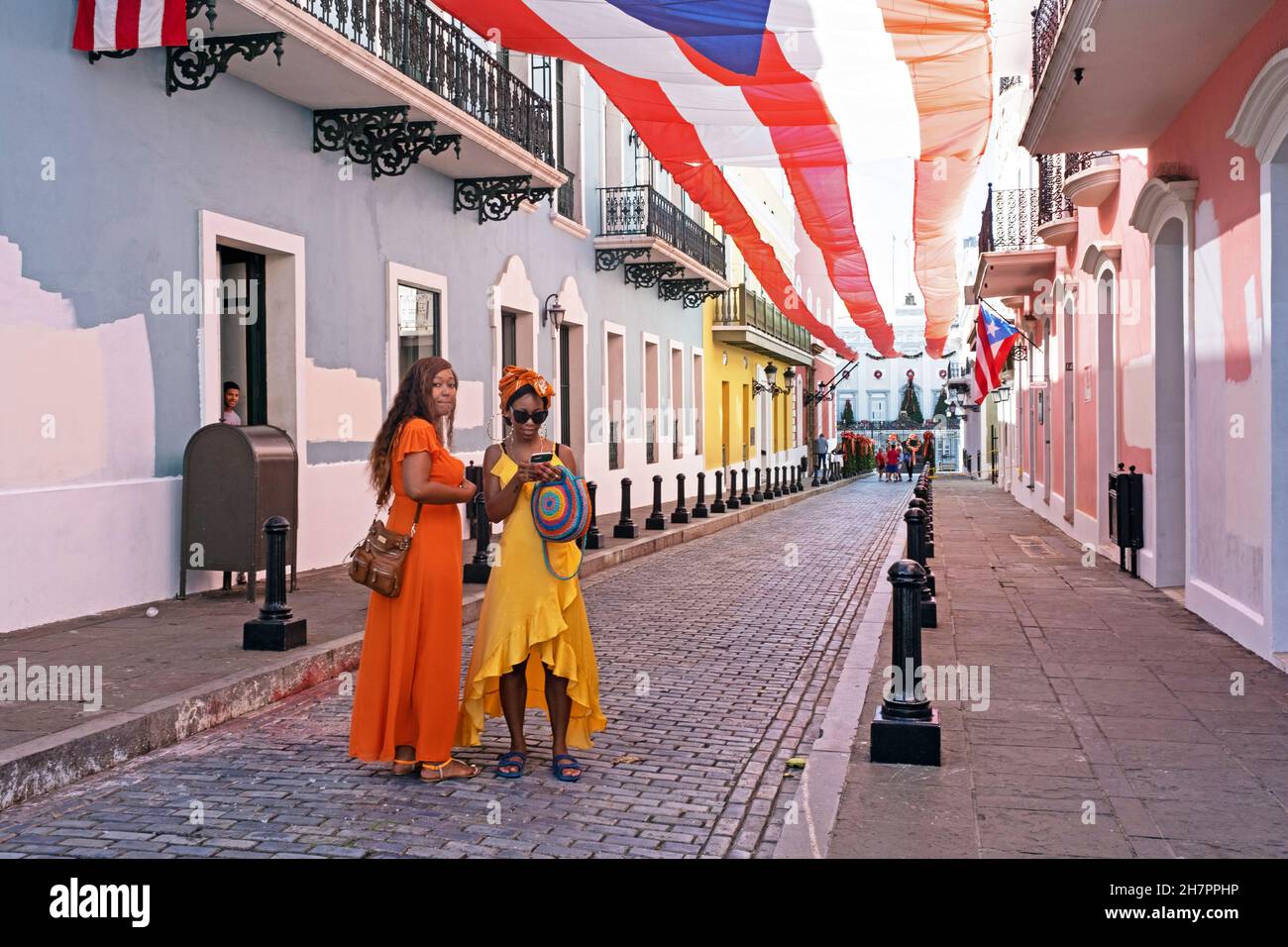 Puerto-ricanische Frauen in Old San Juan / Viejo San Juan, historisches Kolonialviertel in der Hauptstadt San Juan, Puerto Rico, Großantillen, Karibik Stockfoto