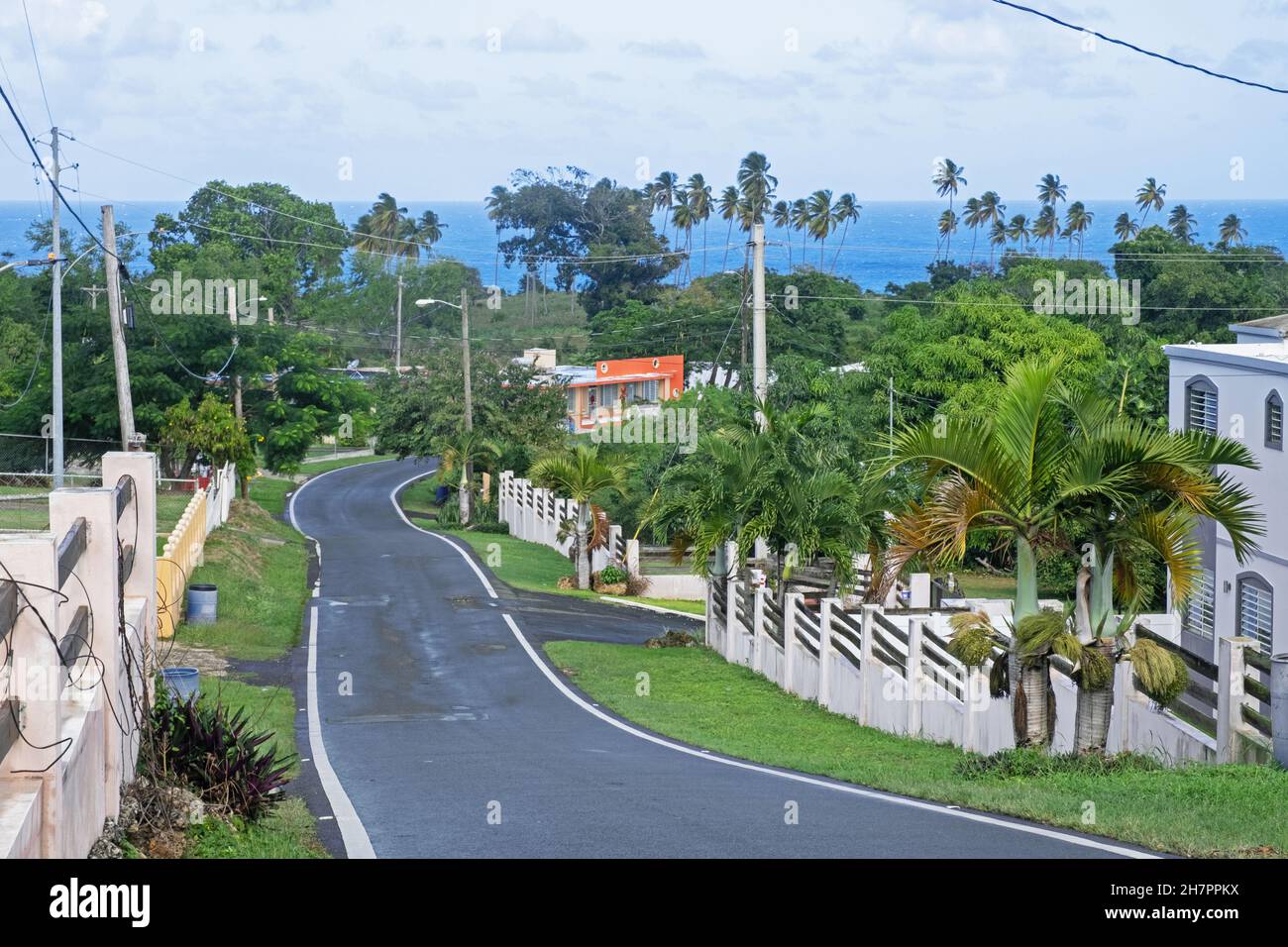 Häuser in einem ländlichen Dorf entlang der Landstraße im Nordosten von Puerto Rico, Großantillen in der Karibik Stockfoto