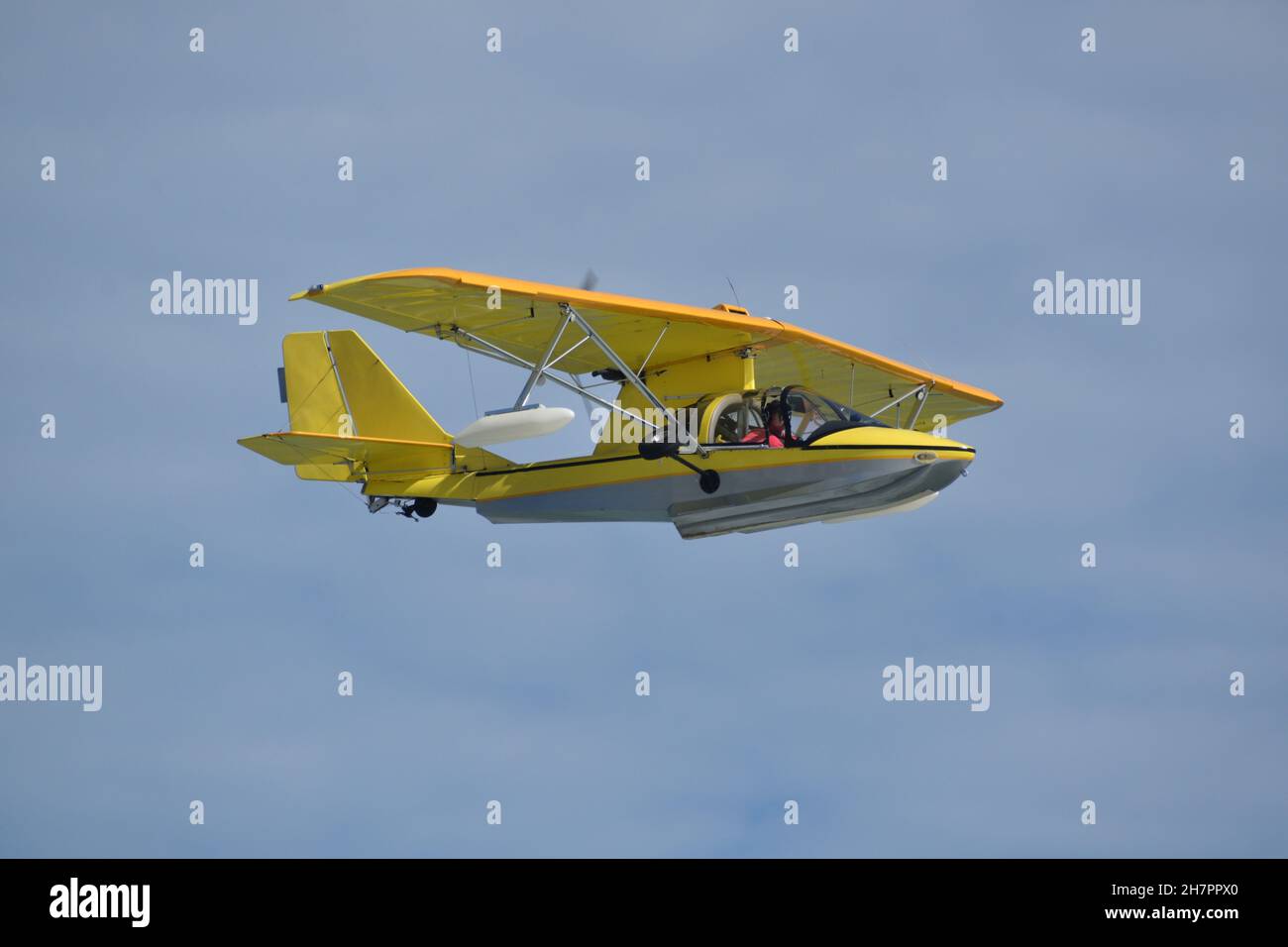 Ein nicht identifizierter Pilot fliegt ein Einzelsitz-Experimentalflugzeug. Stockfoto