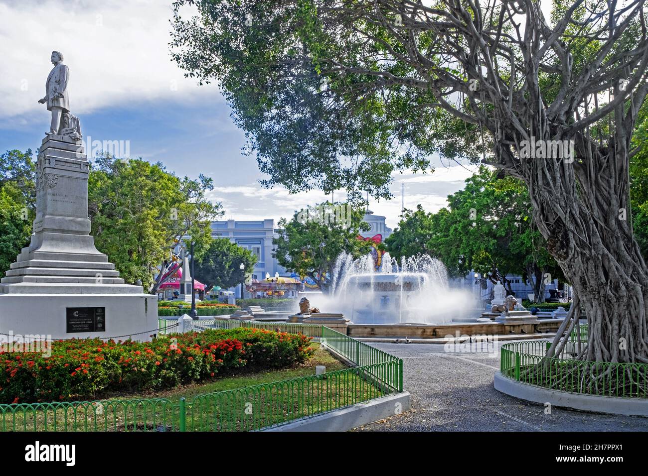Löwenbrunnen auf der Plaza Degetau und Statue von Luis Muñoz Rivera auf der Plaza Las Delicias in der Stadt Ponce, Puerto Rico, Großantillen, Karibik Stockfoto