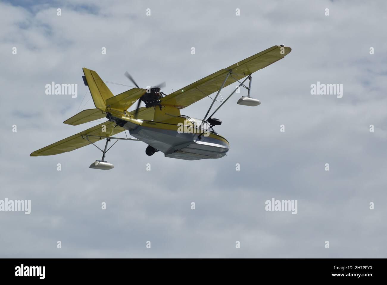 Ein persönliches Flugzeug mit angehobenem Fahrwerk ragt in die Höhe. Stockfoto