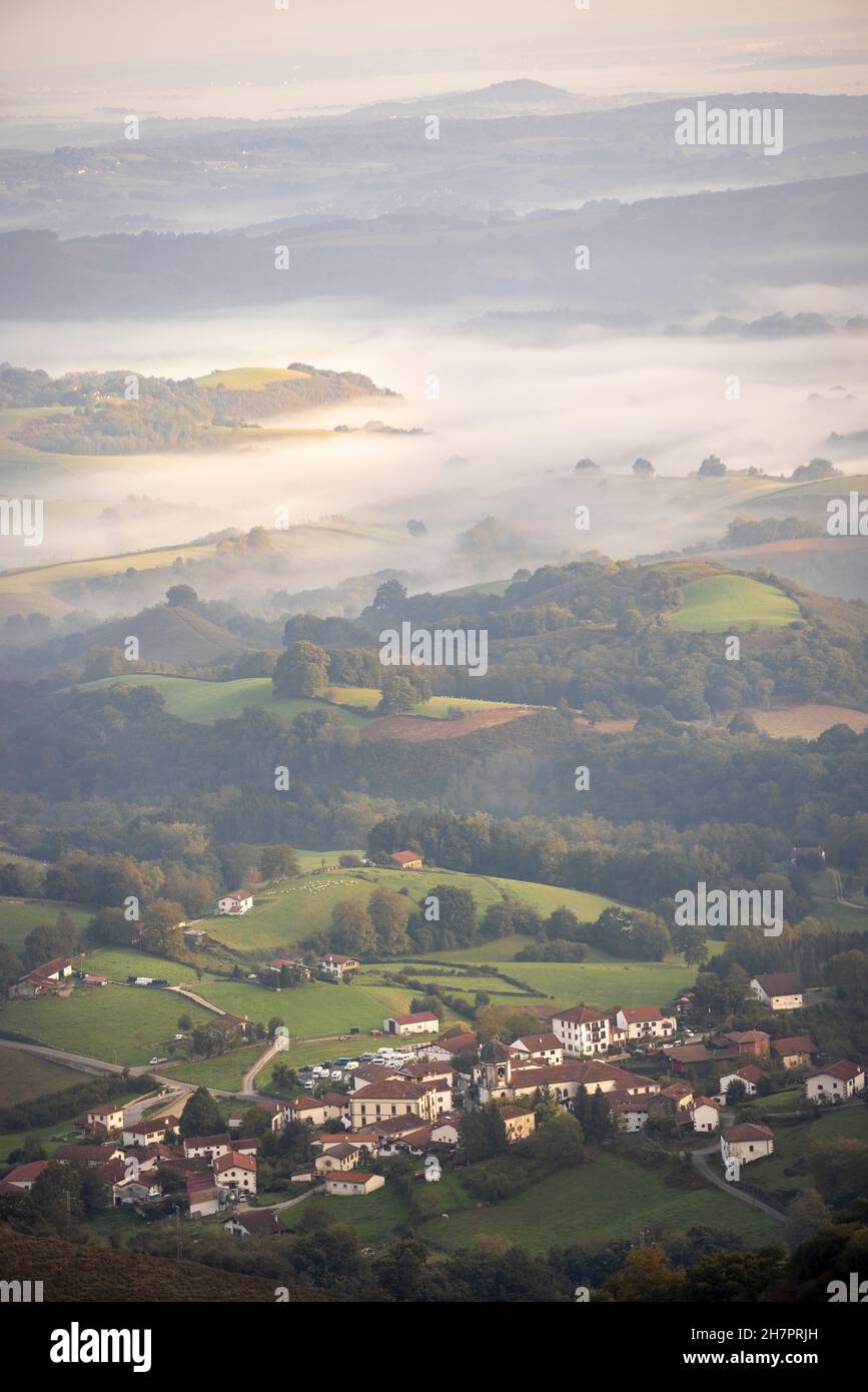 Luftaufnahme des Dorfes Zugarramurdi (Navarra, Spanien). Stockfoto