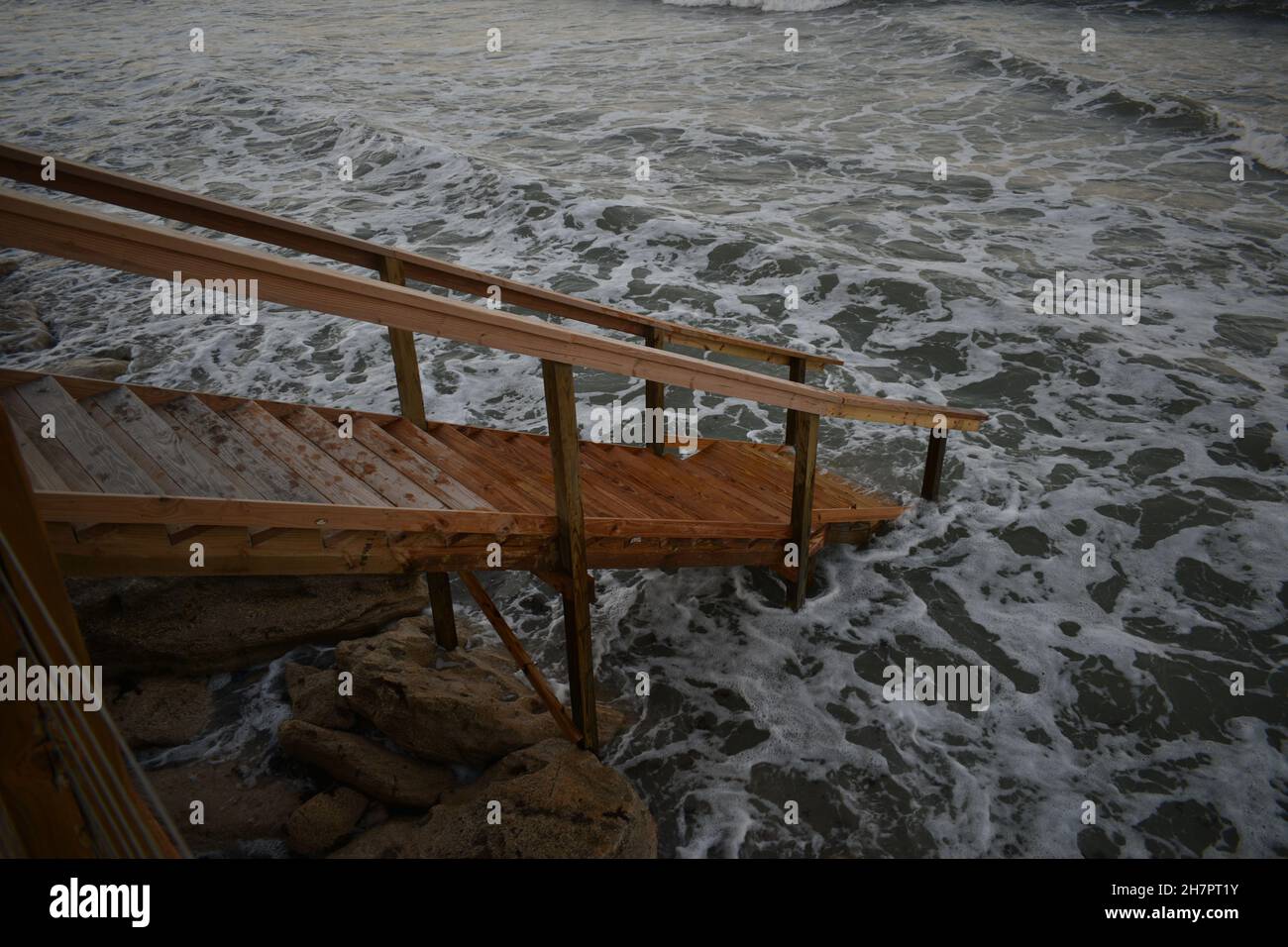 Der Meeresspiegel steigt über die Treppe. Stockfoto