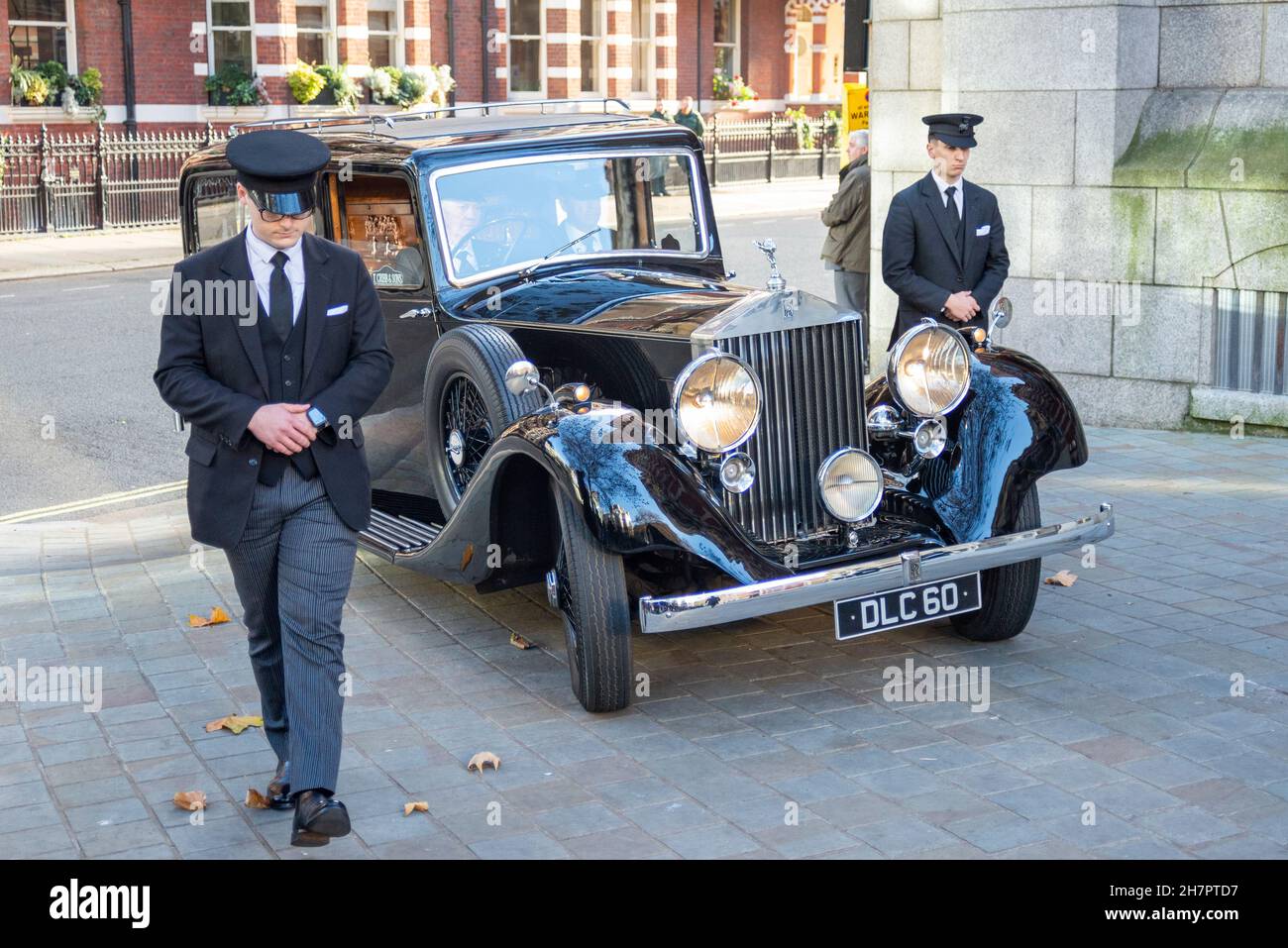 Die Schatulle des ermordeten Abgeordneten David Amess bei der Ankunft in der Westminster Cathedral, London, Großbritannien, in einem alten Rolls Royce 25/30 Leichenwagen Stockfoto