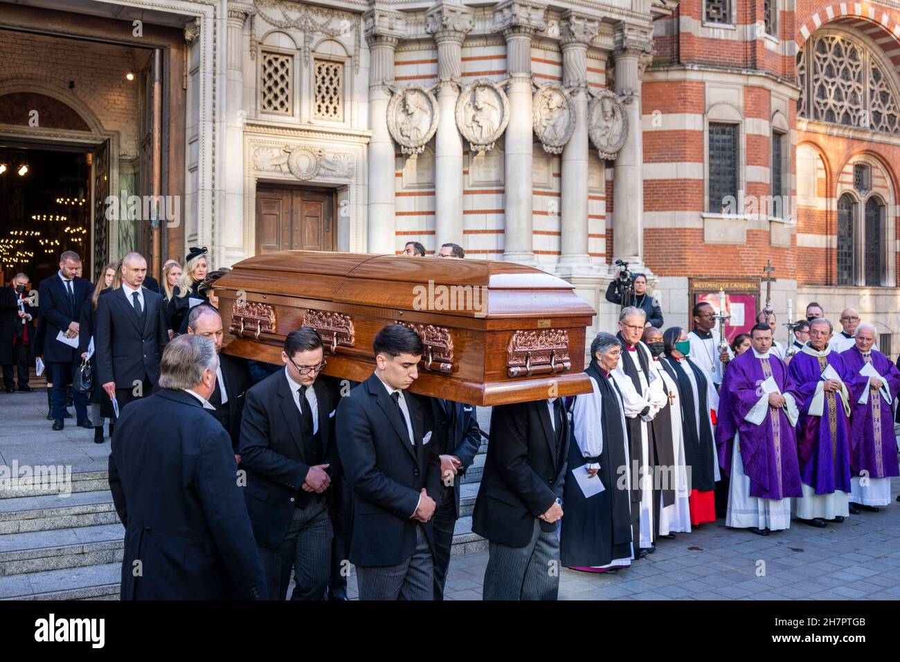 Die Schatulle des ermordeten Abgeordneten David Amess, der die Westminster Cathedral, London, Großbritannien, nach der Trauerfeier verließ, ist eine Messe. Stockfoto