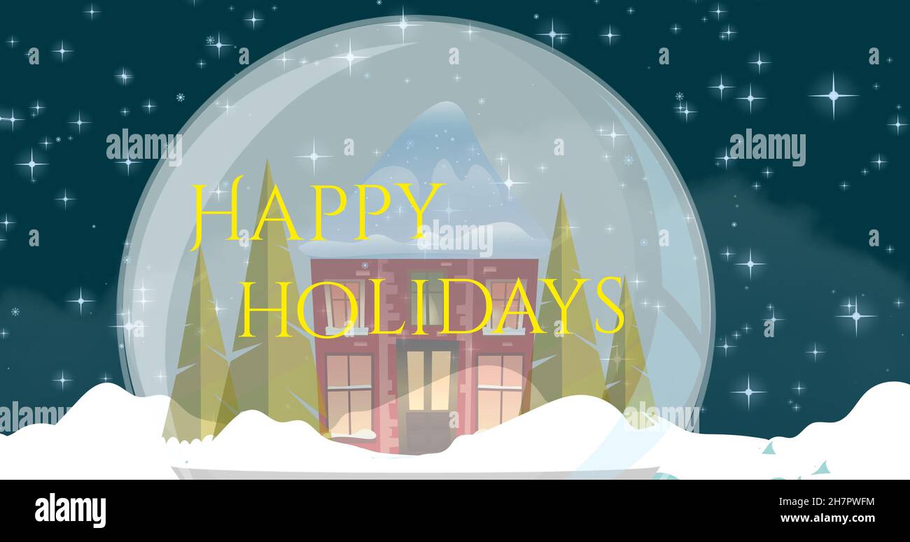 Haus in Schneekugel mit fröhlichen Ferien Text auf Schnee gegen glitzernde Sterne in der Nacht Stockfoto
