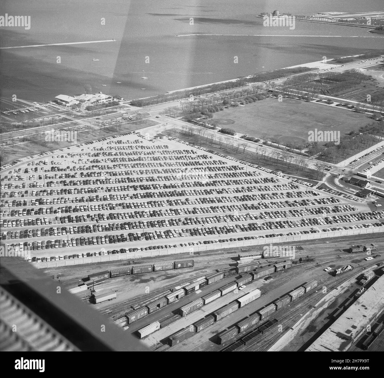 1960s, historische Ansicht eines riesigen Parkplatzes für Automobile an Land neben Lake Michigan, Chicago, USA. Stockfoto