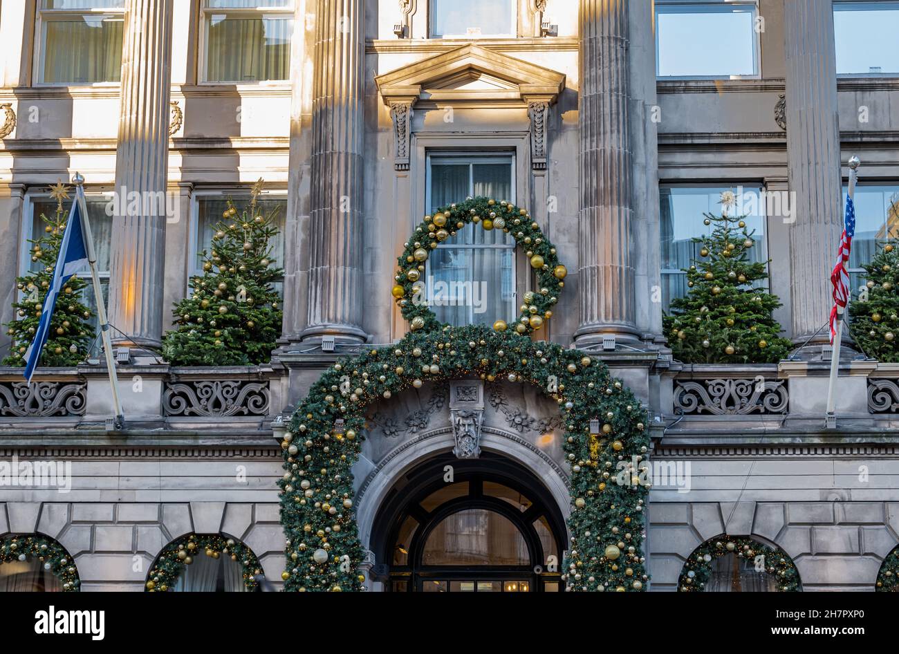 Weihnachtsschmuck im George Hotel, George Street, Edinburgh, Schottland, Großbritannien Stockfoto