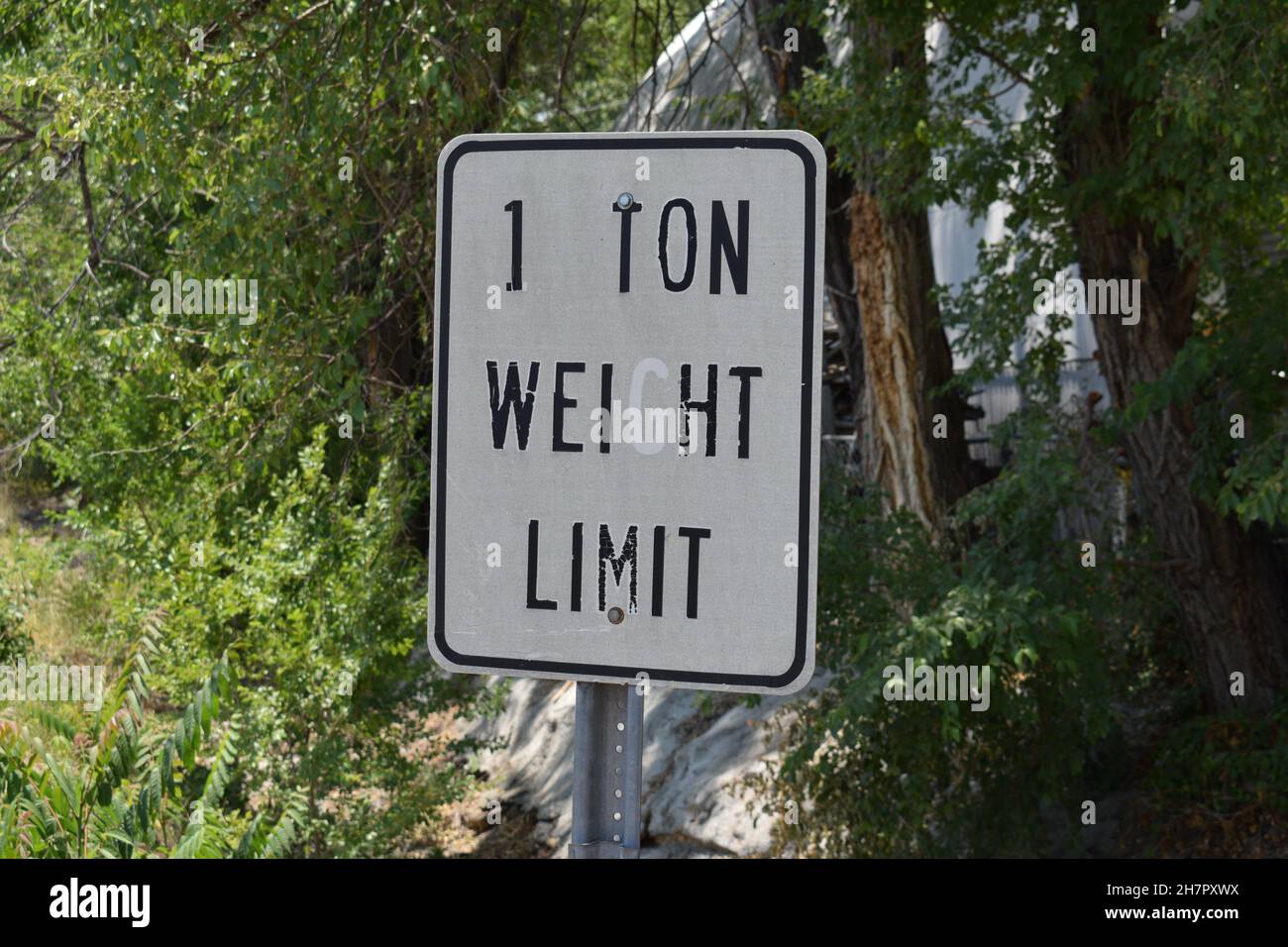 Ein Schild meldet die Höchstgrenze für ein Tongewicht. Stockfoto