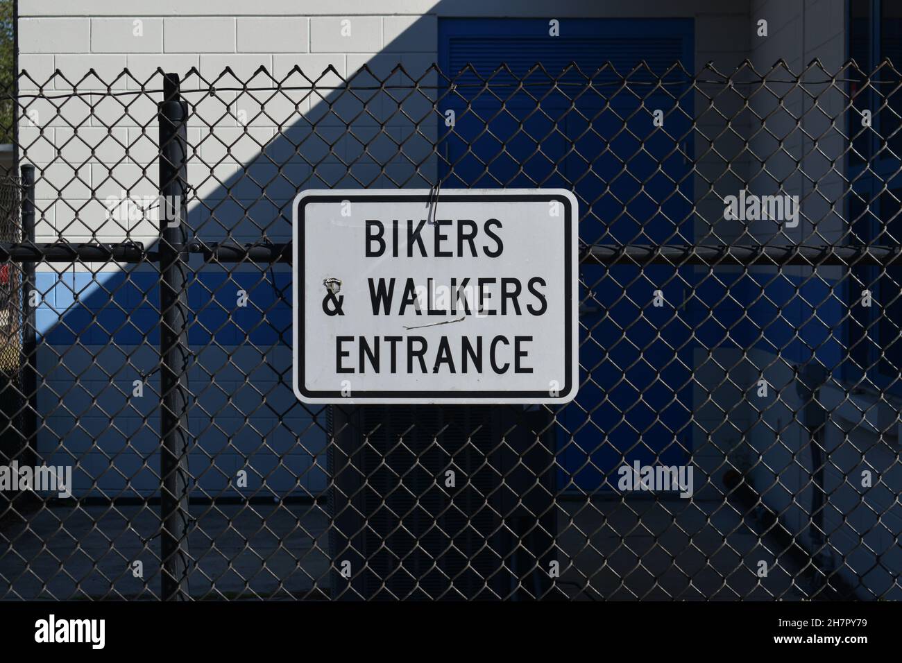 Ein Schild kennzeichnet den Eingang für Biker und Wanderer. Stockfoto