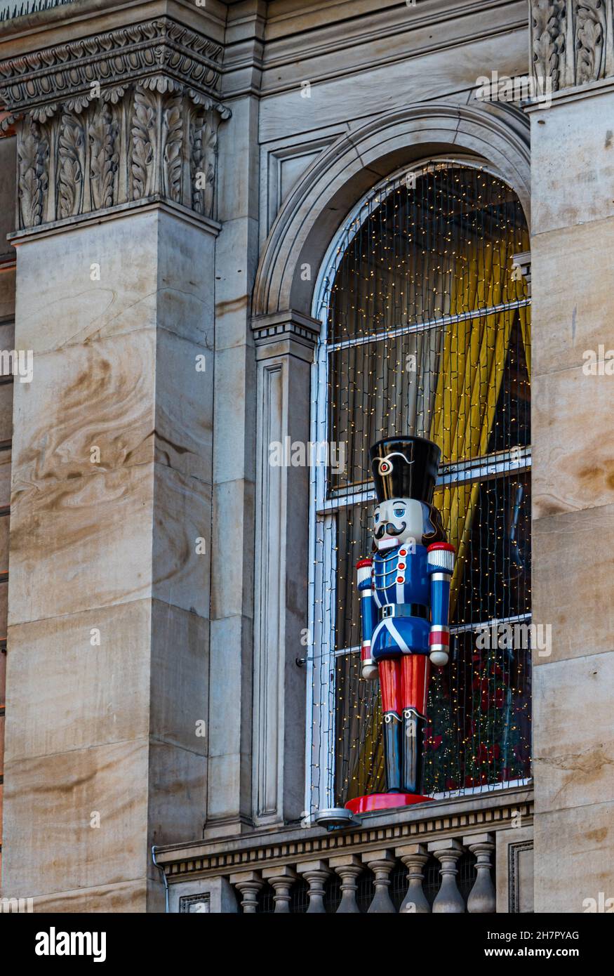 Nussknacker Soldat Weihnachtsdekoration auf Fensterbank, The Dome Georgian Building, Edinburgh, Schottland, Großbritannien Stockfoto