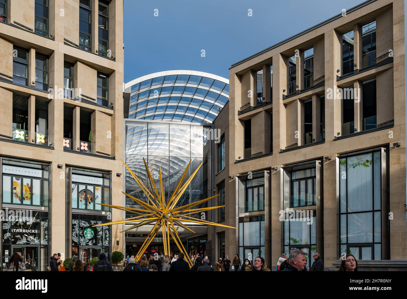 Außenansicht des neuen Einkaufszentrums im St James Quarter mit Weihnachtsstern, Edinburgh, Schottland, Großbritannien Stockfoto