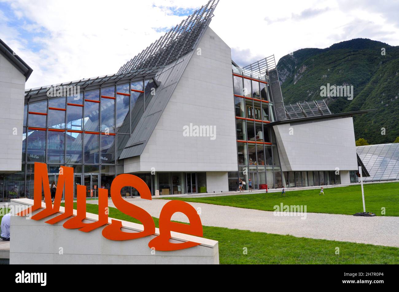 Trento - Trentino - Italien - MUSE, das Wissenschaftsmuseum, entworfen von Renzo Piano im Jahr 2013. Stockfoto