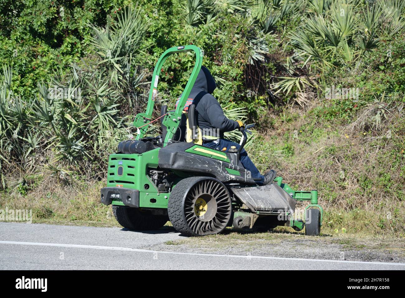 Ein Mann mäht Gras mit einer Maschine. Stockfoto