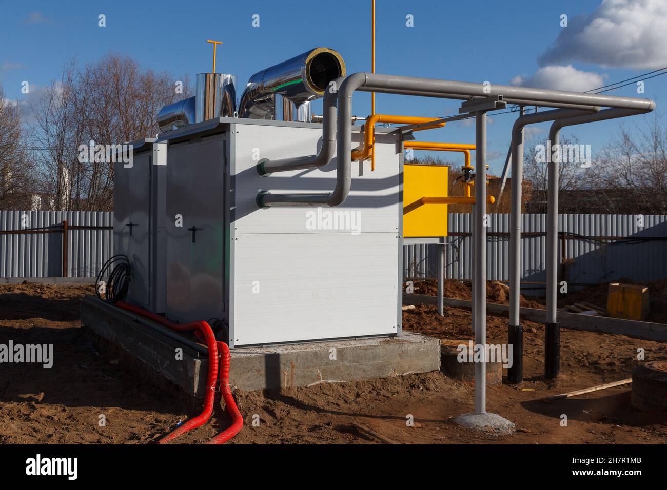 Erdgasstation. Station für die Erdgasversorgung eines Wohngebäudes. Erdgasverdichterstation. Erdgasversorgungseinrichtungen Stockfoto
