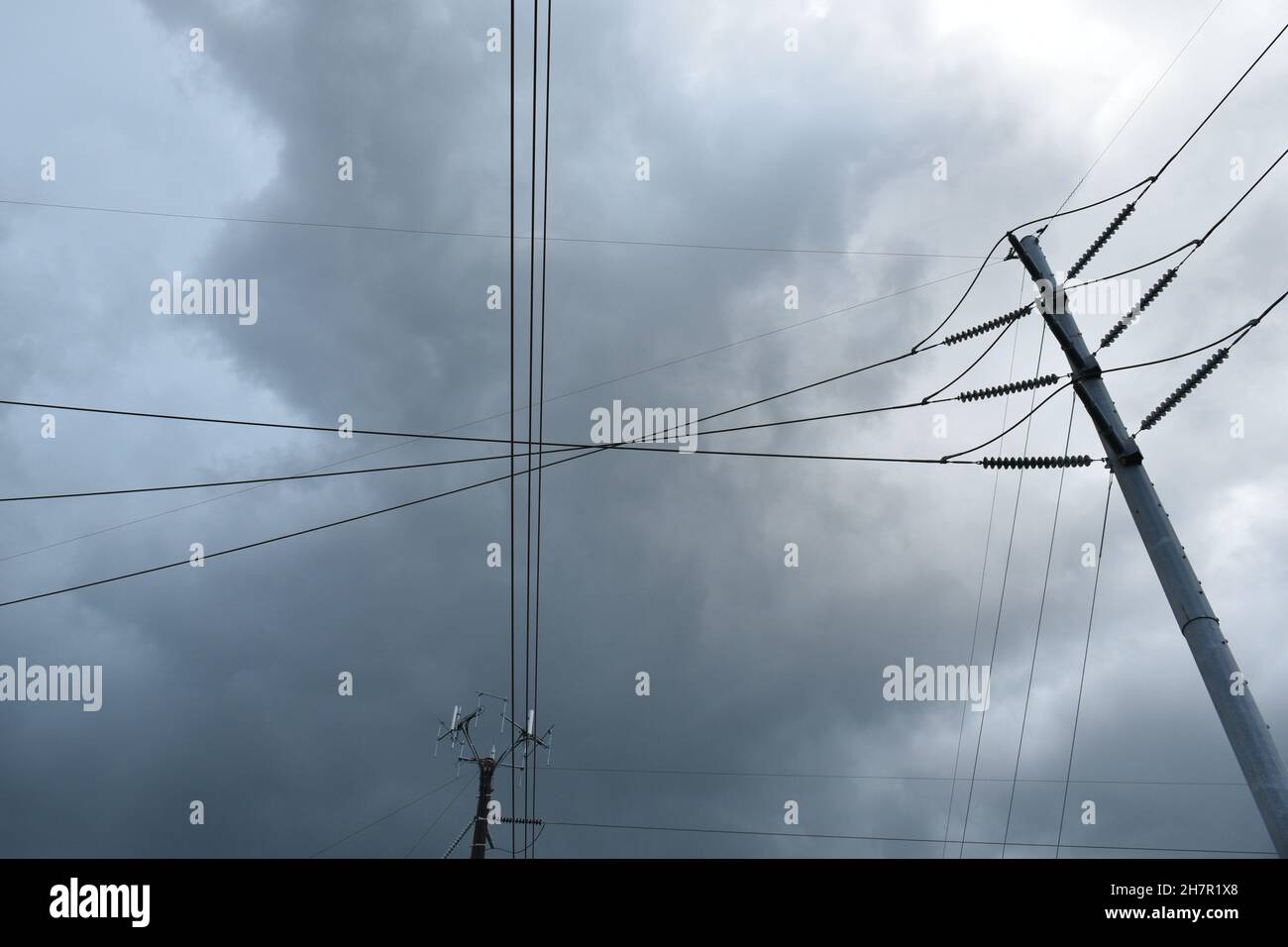 Drähte bilden Muster über dem Kopf. Stockfoto
