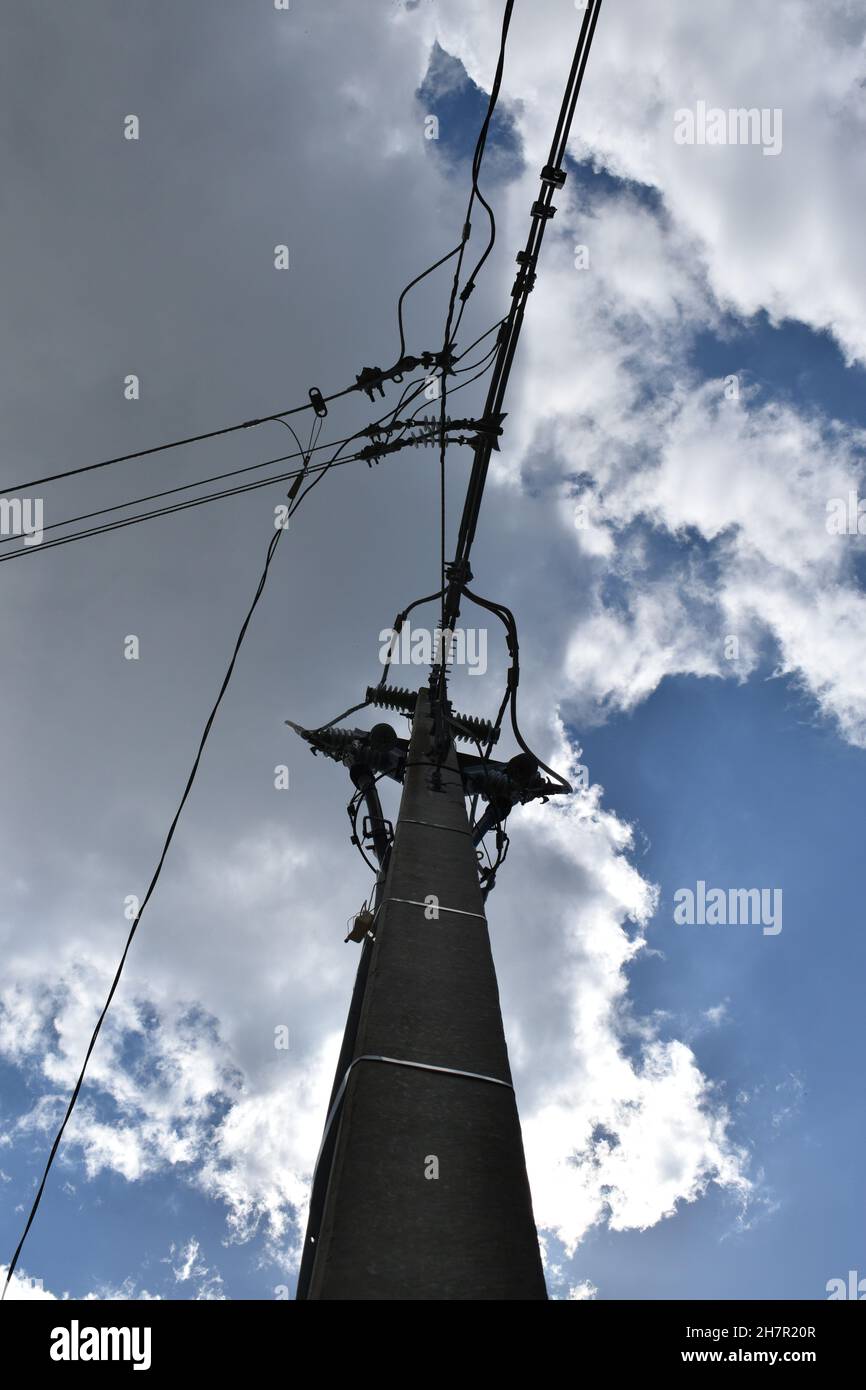 Die Drähte werden auf einem modernen Strommast gespleißt und gekreuzt. Stockfoto