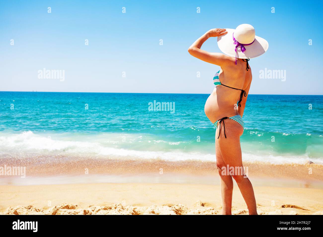 Schwanger Frau auf Strandurlaub Profilansicht Stockfoto