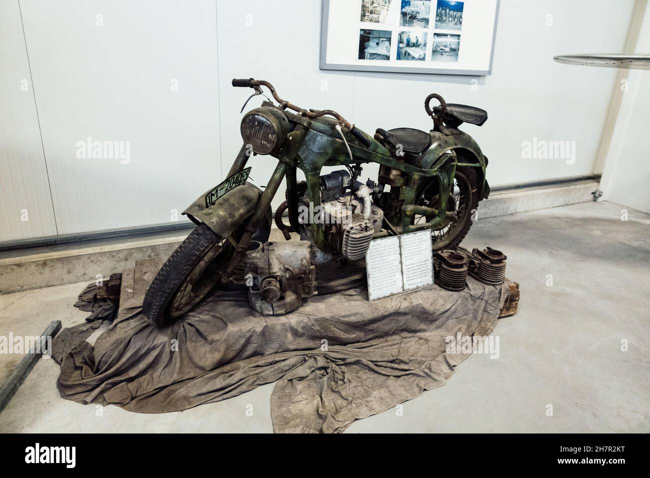 WERNIGERODE, DEUTSCHLAND - 30. Dez 2019: Ein altes historisches Militärmotorrad im Museum für Luft- und Technologie Stockfoto