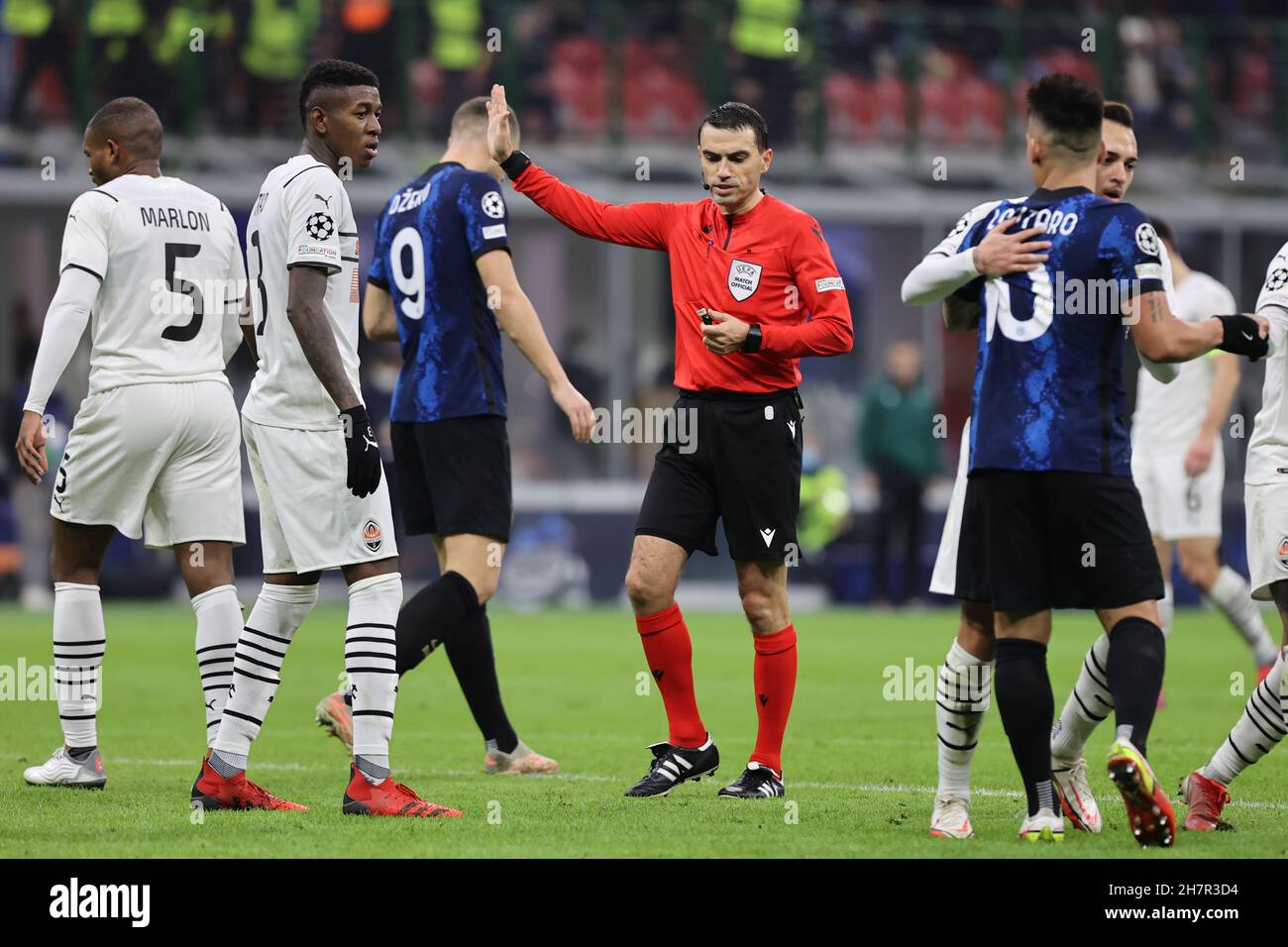 Mailand, Italien. 24th. November 2021. Schiedsrichter Ovidiu Hategan in Aktion während der UEFA Champions League 2021/22 Gruppenphase - Gruppe D Fußballspiel zwischen FC Internazionale und FC Shakhtar Donetsk im Giuseppe Meazza Stadium, Mailand, Italien am 24. November 2021 Quelle: Live Media Publishing Group/Alamy Live News Stockfoto