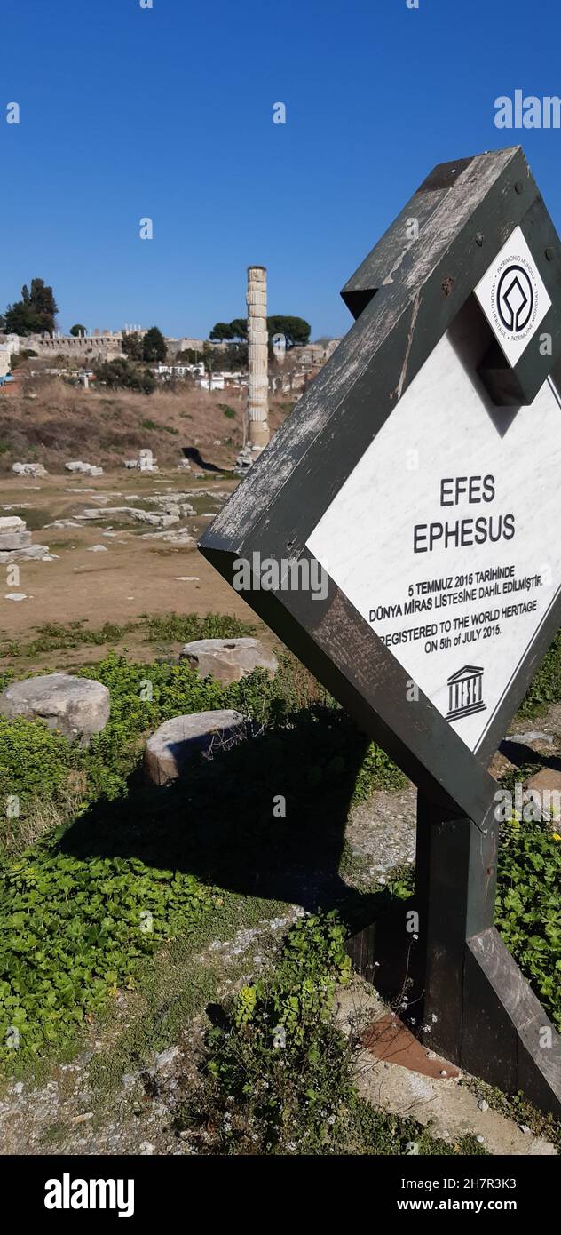 EPHESUS, TÜRKEI - 02. Feb 2019: Eine vertikale Aufnahme des Weges zum Tempel der Artemis, einem der sieben Wunder der antiken Welt in Ephesus, Türkei Stockfoto