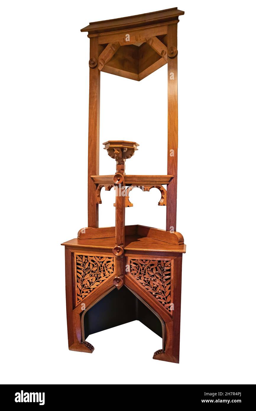 Eckschrank aus Holz, in dem unten ein von Antoni Gaudí für die Casa Vicens entworfener Brazier platziert wurde Stockfoto