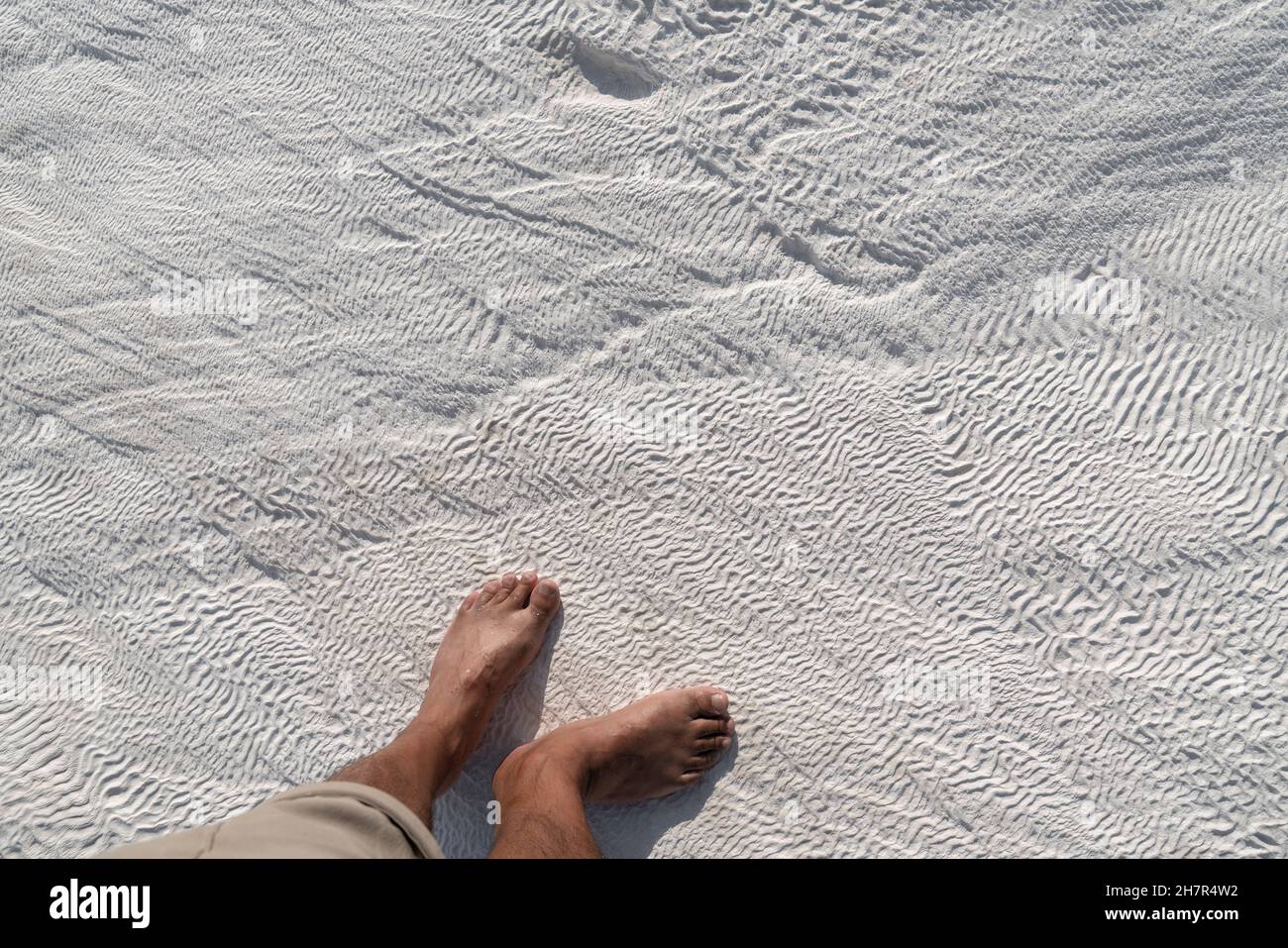 Nahaufnahme von oben von Pamukkale Travertin Details mit menschlichem Fuß, Denizli, Türkei Stockfoto