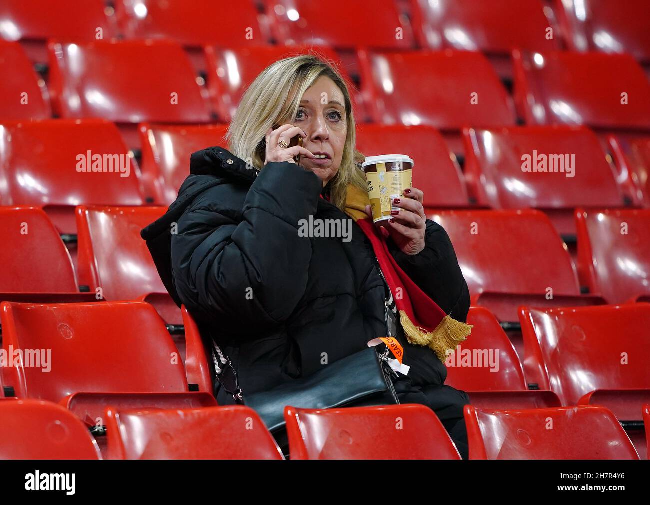 Ein Liverpool-Fan, der im Kop sitzt, nimmt einen Anruf vor dem UEFA Champions League-, Gruppe-B-Spiel in Anfield, Liverpool, an. Bilddatum: Mittwoch, 24. November 2021. Stockfoto