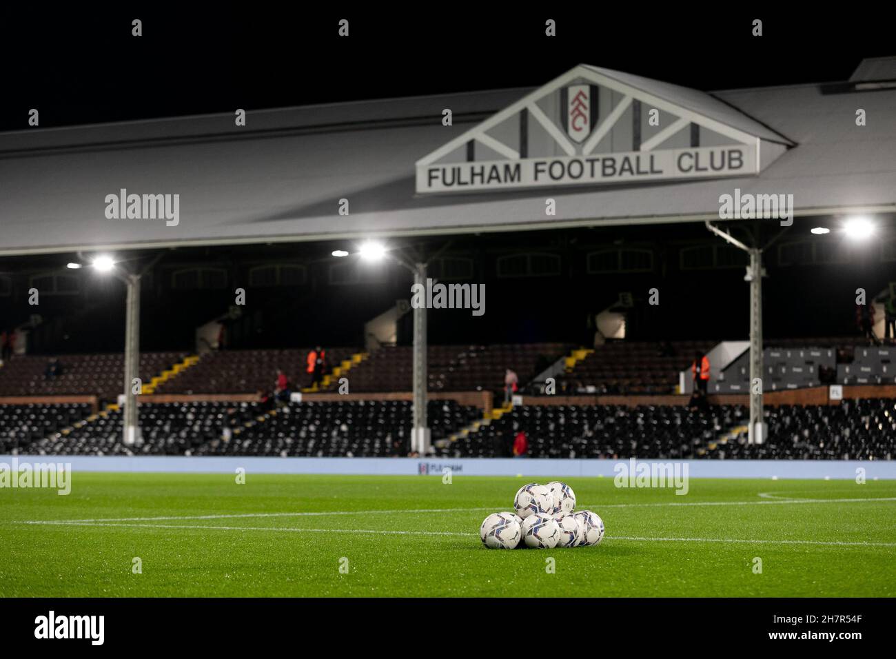 LONDON, GBR. NOV 24th Vor dem Sky Bet Championship-Spiel zwischen Fulham und Derby County im Craven Cottage, London am Mittwoch, dem 24th. November 2021, Wird Ein allgemeiner Blick in das Stadion gezeigt. (Kredit: Juan Gasparini | MI Nachrichten) Kredit: MI Nachrichten & Sport /Alamy Live Nachrichten Stockfoto