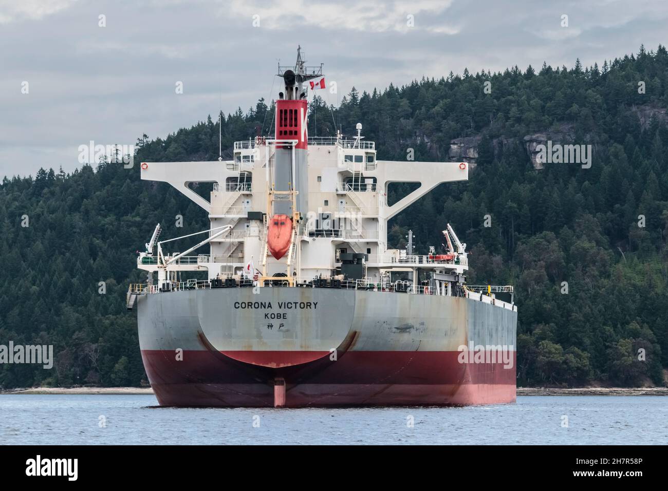 Blick aus der Nähe von einem der vielen riesigen Frachter, die auf den Gulf Islands von British Columbia vor Anker liegen, während sie darauf warten, den Hafen von Vancouver zu erreichen. Stockfoto