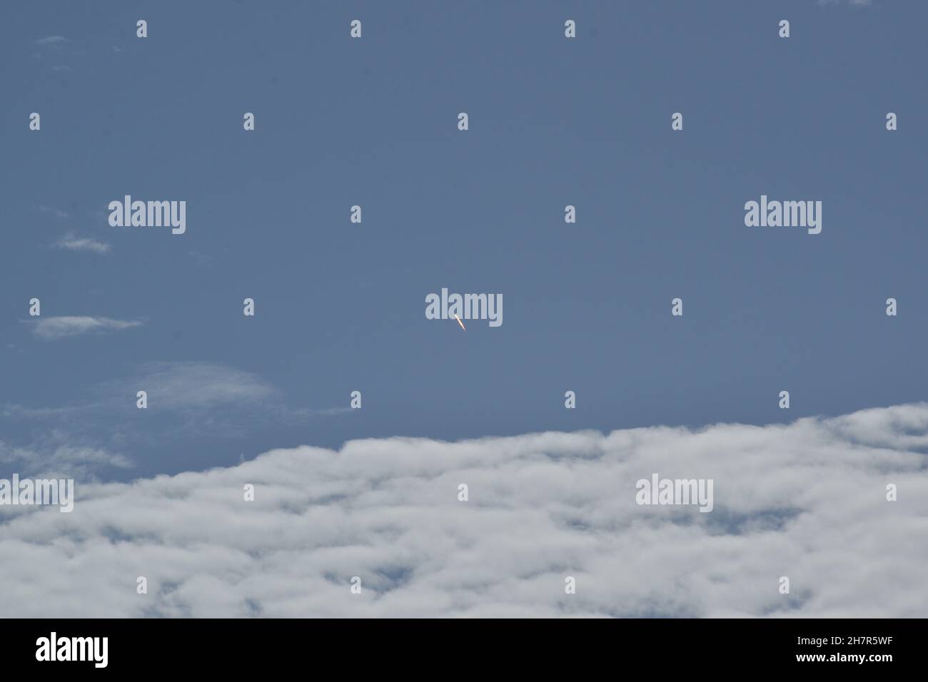 Die Falcon 9-Rakete von SpaceX bricht kurz nach dem Start durch die Wolken. Stockfoto