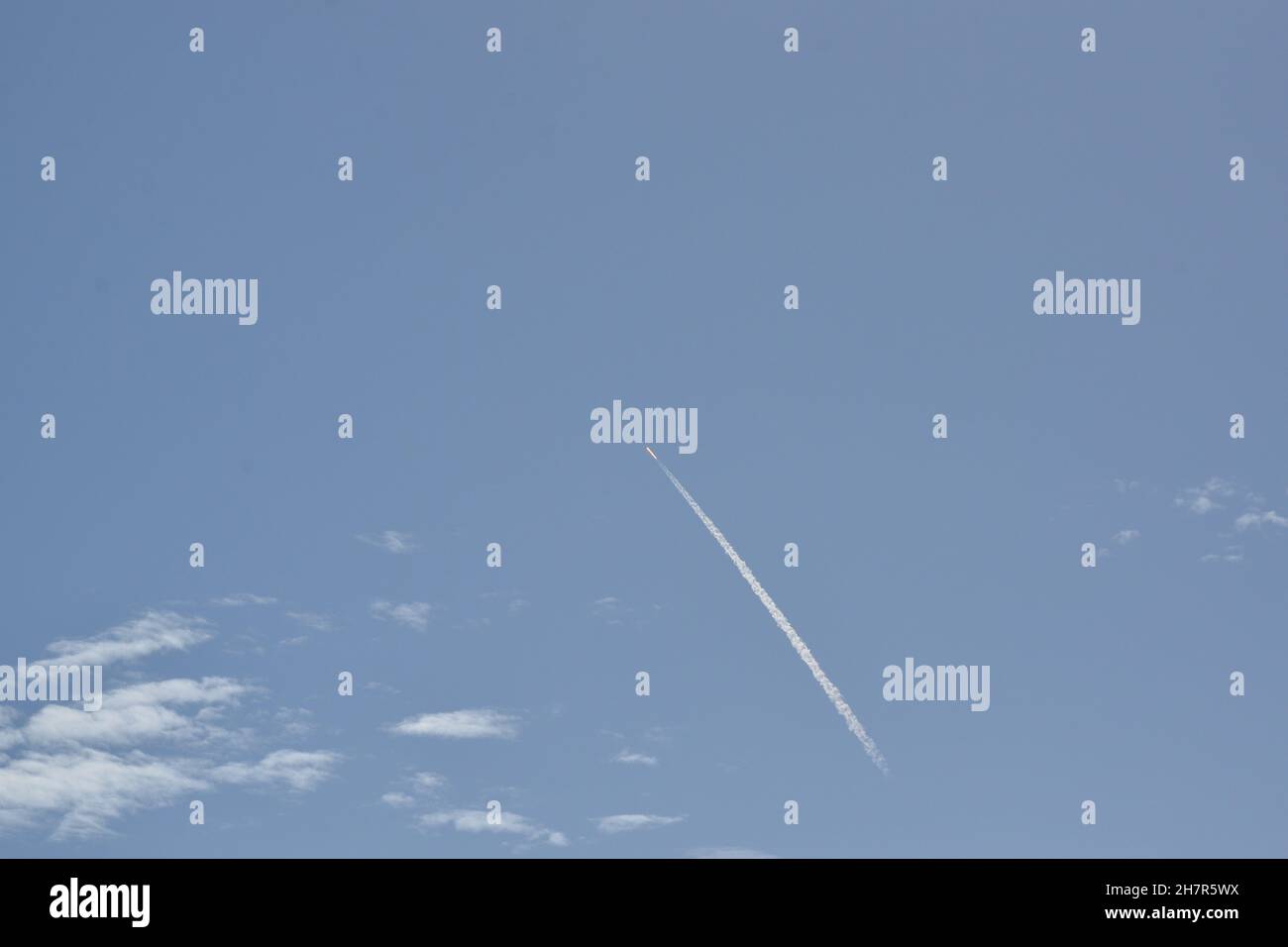 Eine SpaceX Falcon 9 Rakete strömt in Richtung Weltraum. Stockfoto