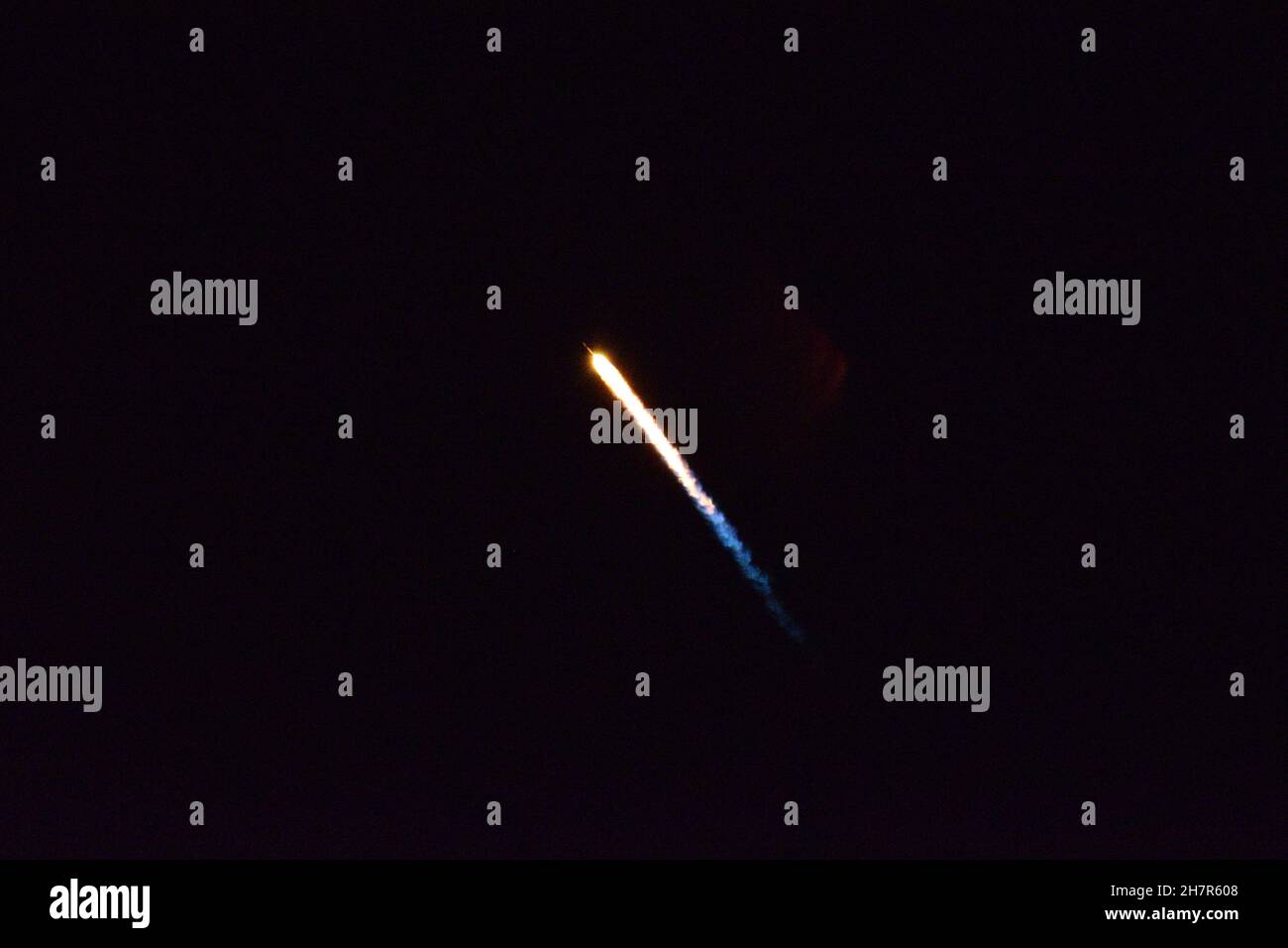 Der von einer Falcon 9-Rakete verbrannte Brennstoff leuchtet den Nachthimmel auf. Stockfoto