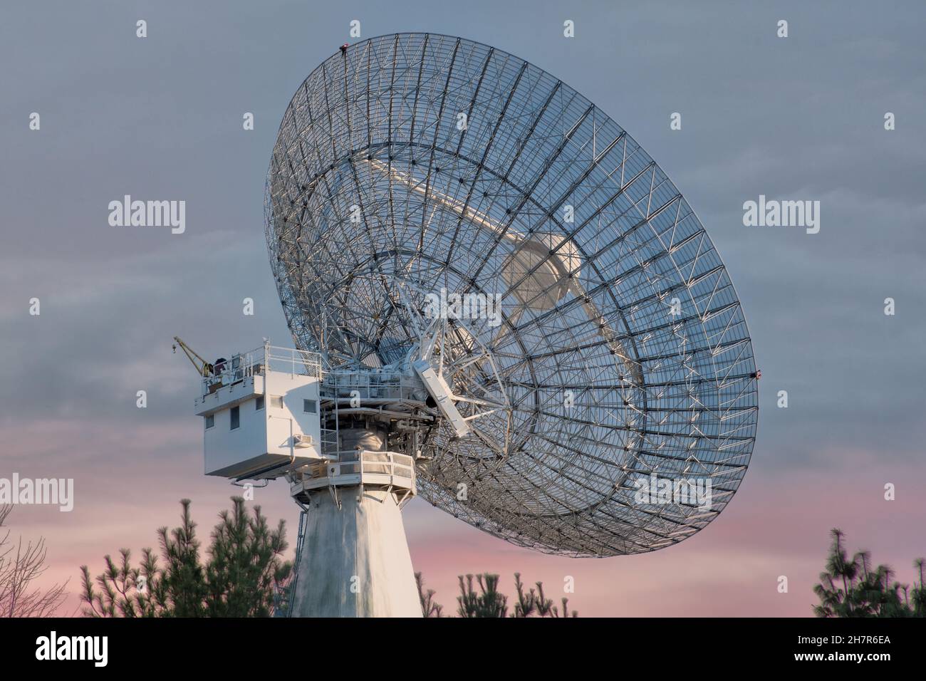 Long-Range Tracking Radar am mit Haystack Observatory in Massachusetts. Die lenkbare Schale dient zur Verfolgung von Satelliten und Objekten im Weltraum. Stockfoto