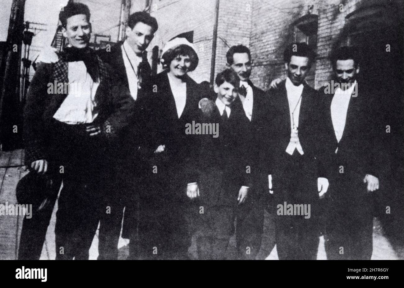 Ein seltenes Foto der gesamten Familie Marx um 1915. Von links nach rechts: Groucho, Gummo, Minnie, Zeppo, Sam (Franzose), Chico, Harpo. Stockfoto