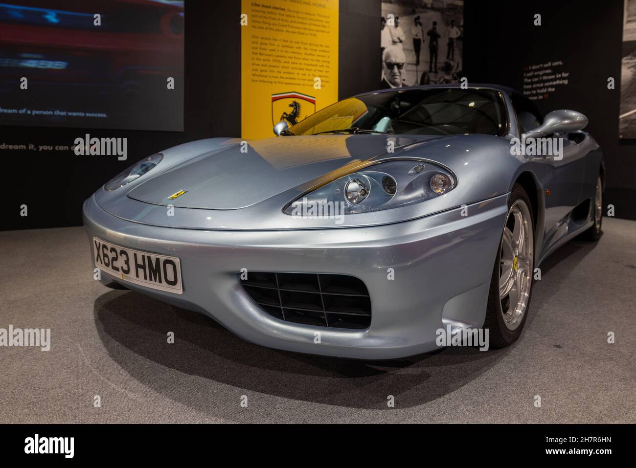 Ferrari 360 Modena Spyder (X623 HMO) im Haynes International Motor Museum Haynes Motor Museum, Sparkford, Yeovil, Somerset ausgestellt Stockfoto