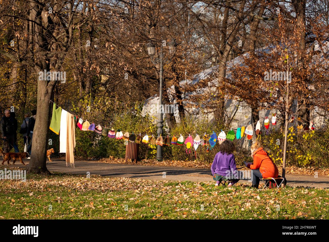 Winterhüte zum Verkauf im Park, Sofia Bulgarien, Osteuropa, Balkan, EU Stockfoto