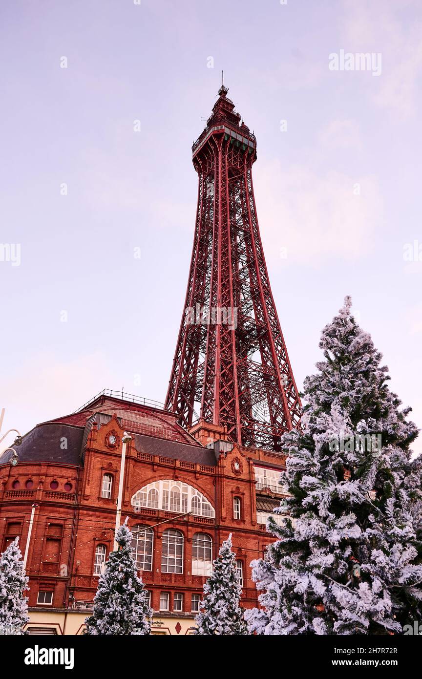 Blackpool Tower und der festliche Garten auf der Landzunge zu Weihnachten Stockfoto