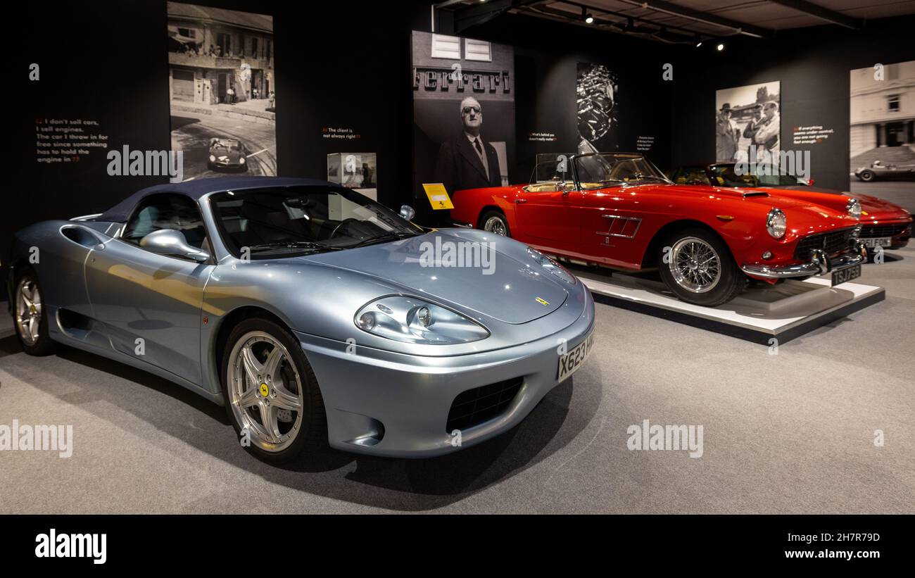Ferrari 360 Modena Spyder (X623 HMO) und Ferrari 250 GT (TSJ 759) im Haynes International Motor Museum Haynes Motor Museum ausgestellt Stockfoto