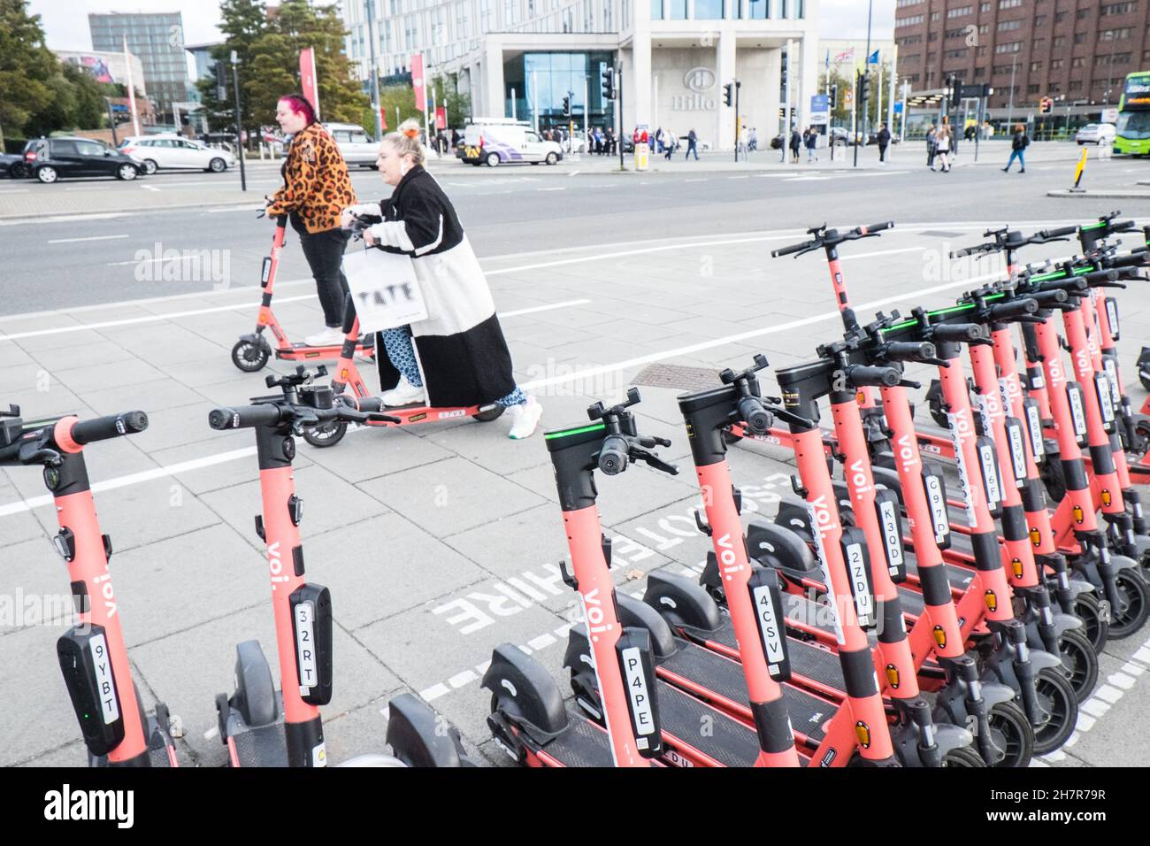 E-Scooter, Scooter, Elektro-Scooter, pink, rot, Scooter, besessen, von, VOI, Firma, auf, der, Straße, für, mieten, mieten, via, an, App, as, a, Trial, Periode, zu, sehen, wenn, sie, sind, sicher, und, geeignet, für, allgemein, öffentlich, Nutzung. Illegal, in, den meisten, Städten, in, Großbritannien, Liverpool, Merseyside, Norden, Großbritannien, Großbritannien, Großbritannien, Großbritannien, Großbritannien, Großbritannien, Großbritannien, Großbritannien, Stockfoto