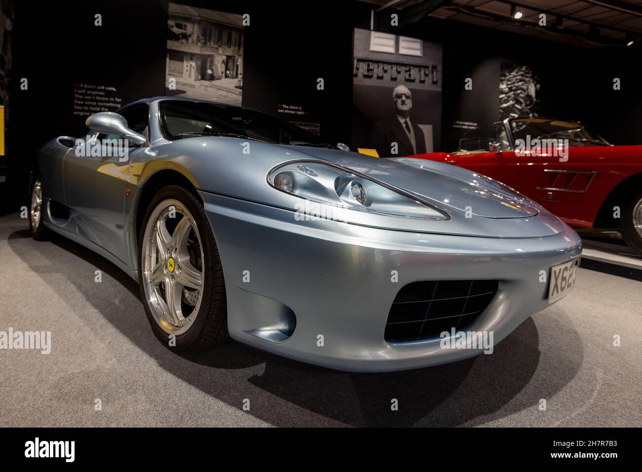 Ferrari 360 Modena Spyder (X623 HMO) im Haynes International Motor Museum Haynes Motor Museum, Sparkford, Yeovil, Somerset ausgestellt Stockfoto