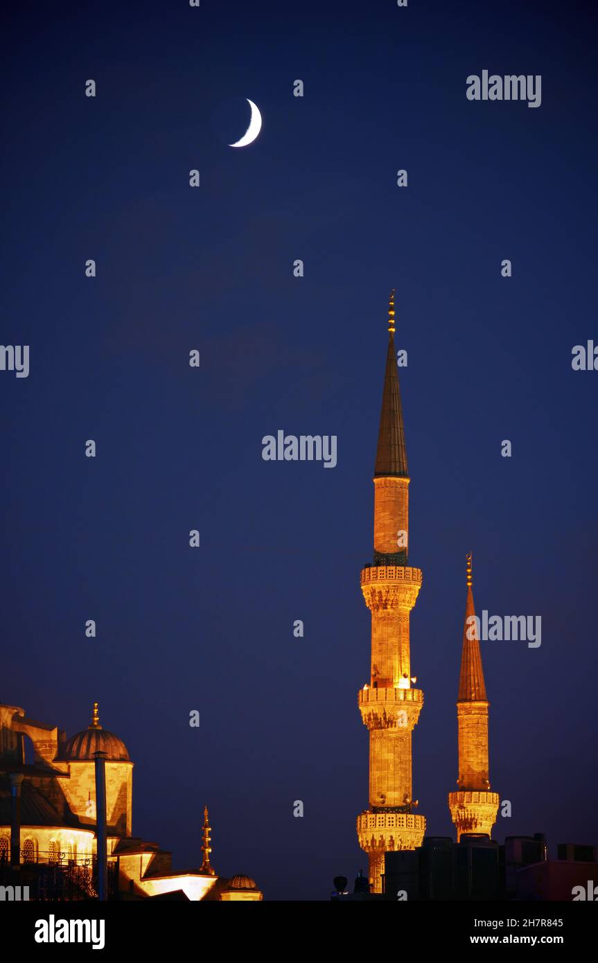 Minater der Blauen Moschee in der Nacht Istanbuls mit Halbmond am Himmel, türkei Stockfoto