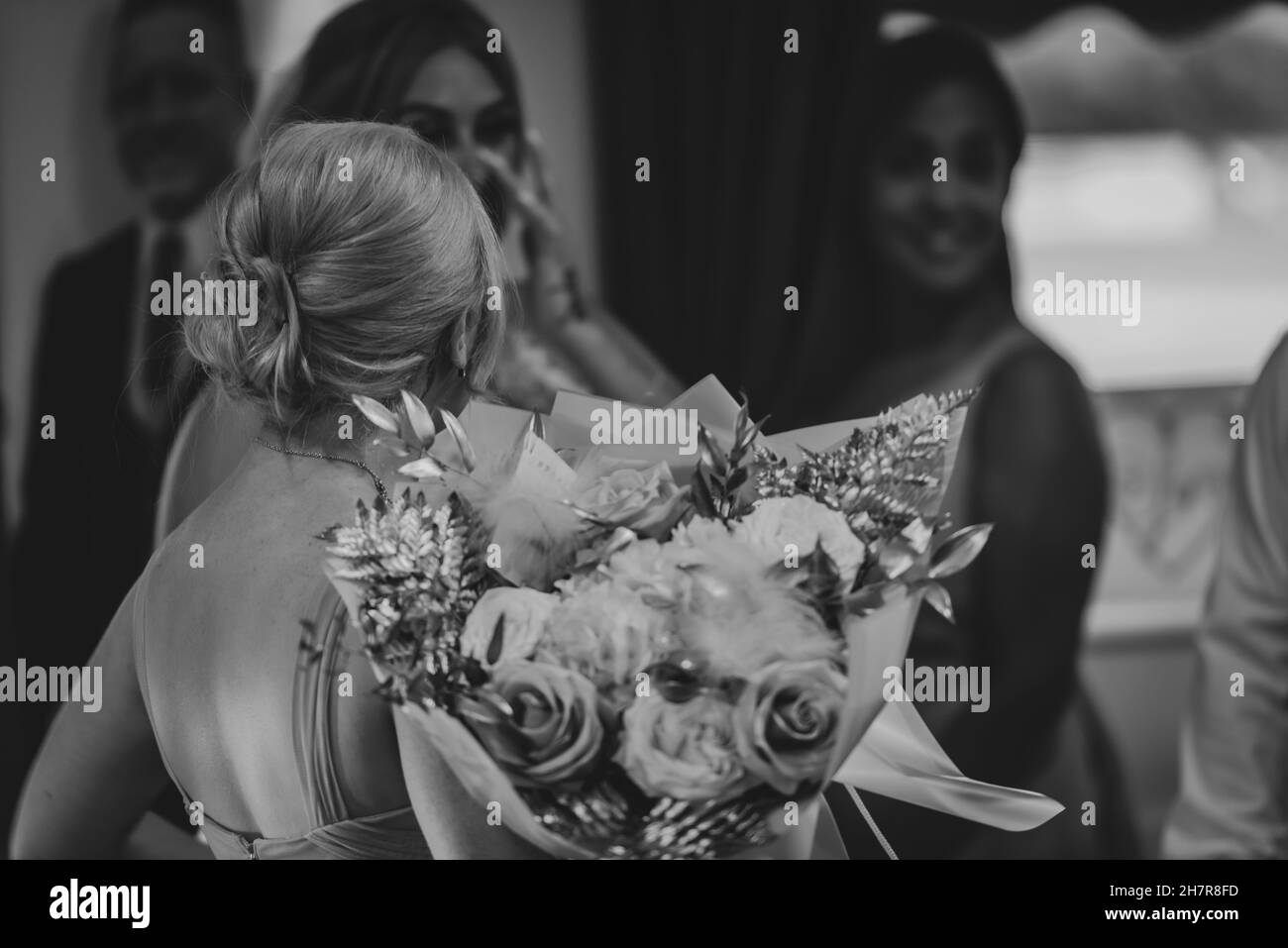 Brautjungfer hält die Hochzeitsblumen Stockfoto