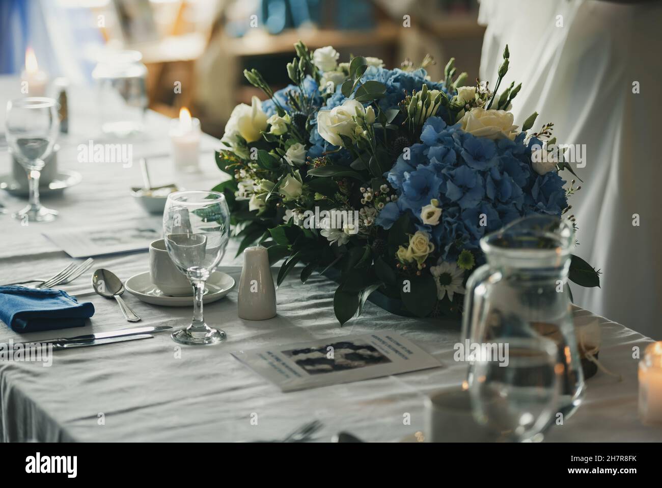 Blumenarrangement und Tischgestaltung bei einer Hochzeit Stockfoto